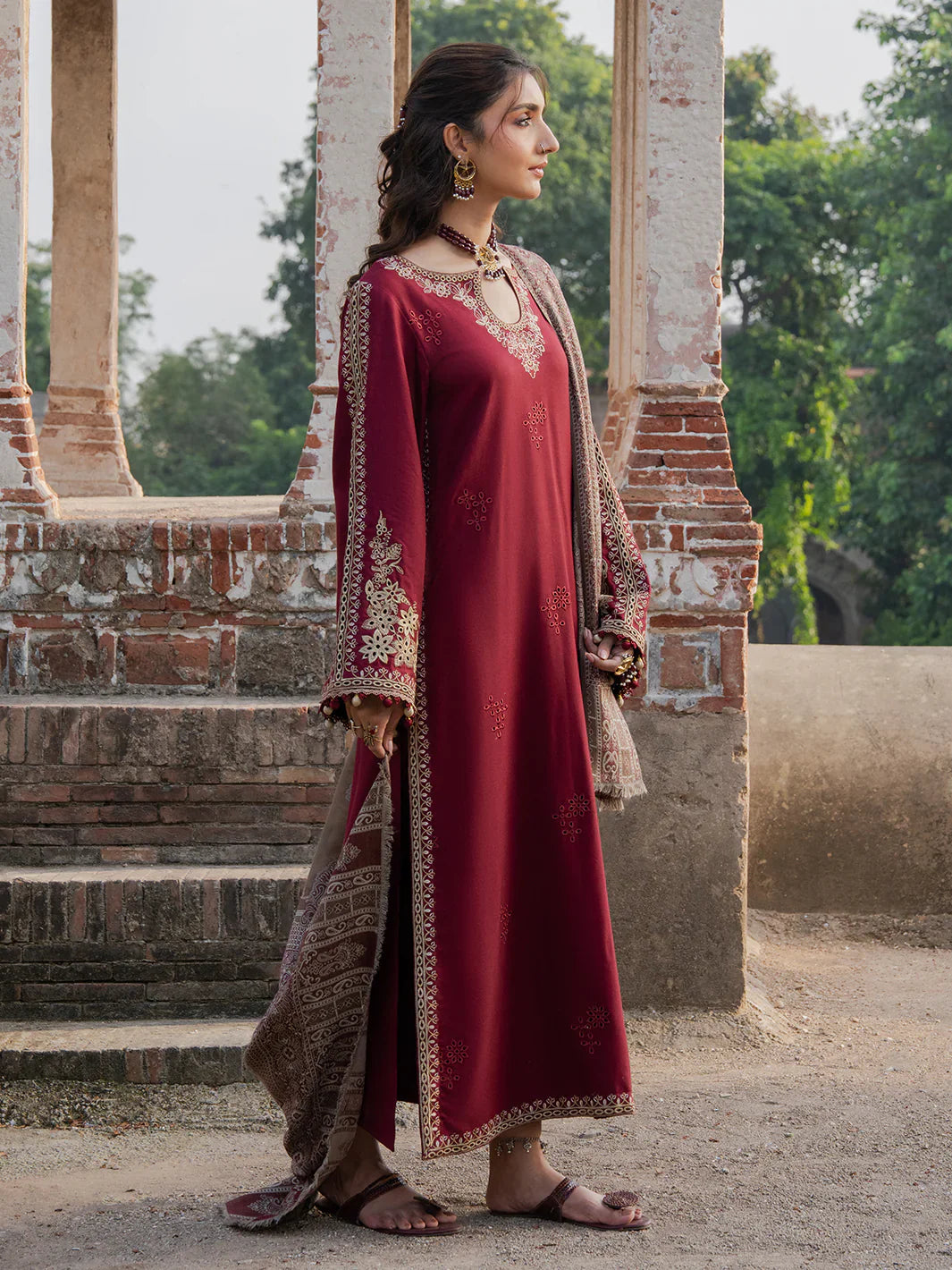 3 PC EMBROIDERED LAWN SUIT - BG851
