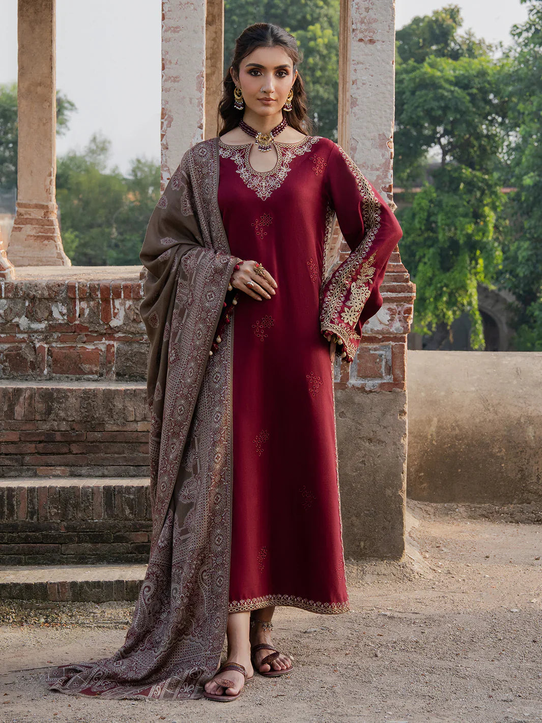 3 PC EMBROIDERED LAWN SUIT - BG851
